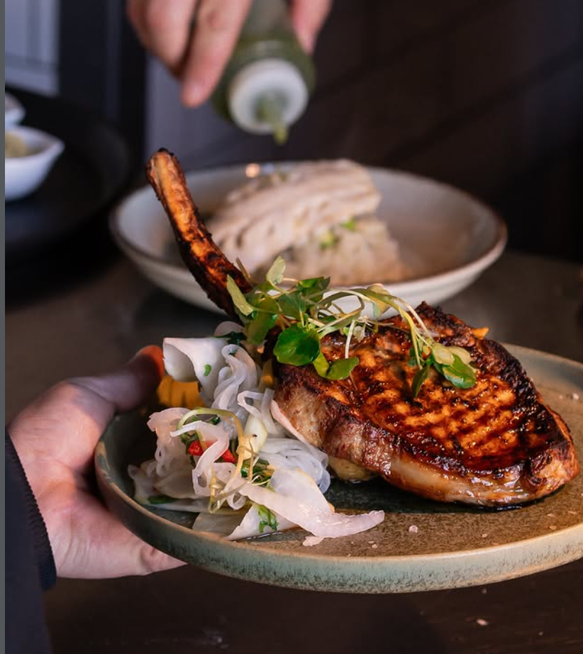 Grillad persika med florsocker och vispad grädde